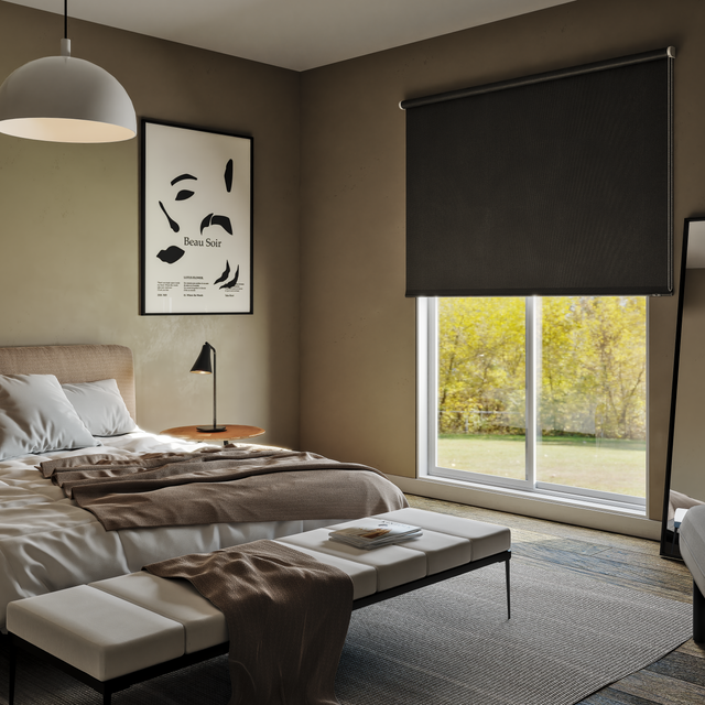 Quarto com um estore de rolo opaco