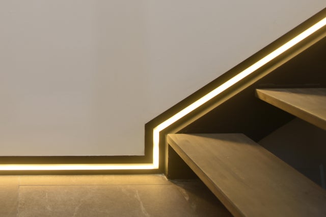 Rodapié iluminado en la escalera