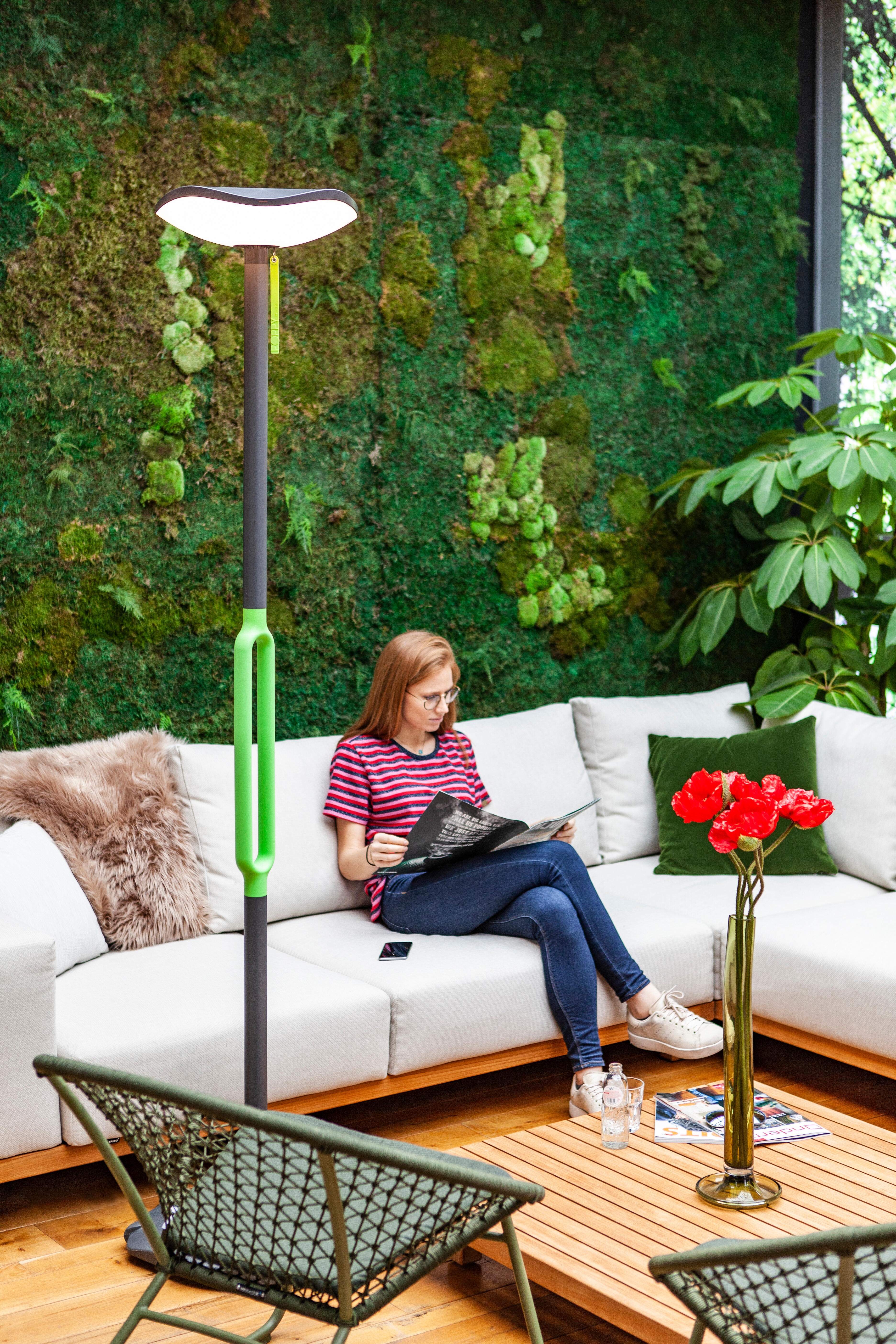 Sobremuro solar exterior led pies solar poppy 500 lúmenes gris resistencia ip54, 20h. autonomía