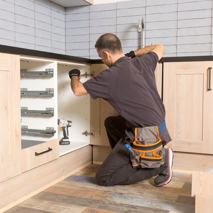 profesional instalando cocina