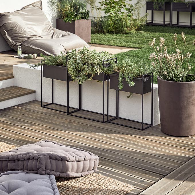 photo d'une jardinière sur la terrasse en bois
