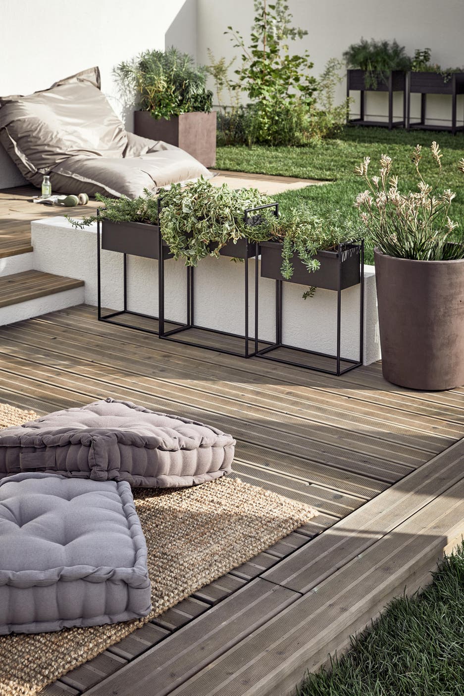 photo d'une jardinière sur la terrasse en bois