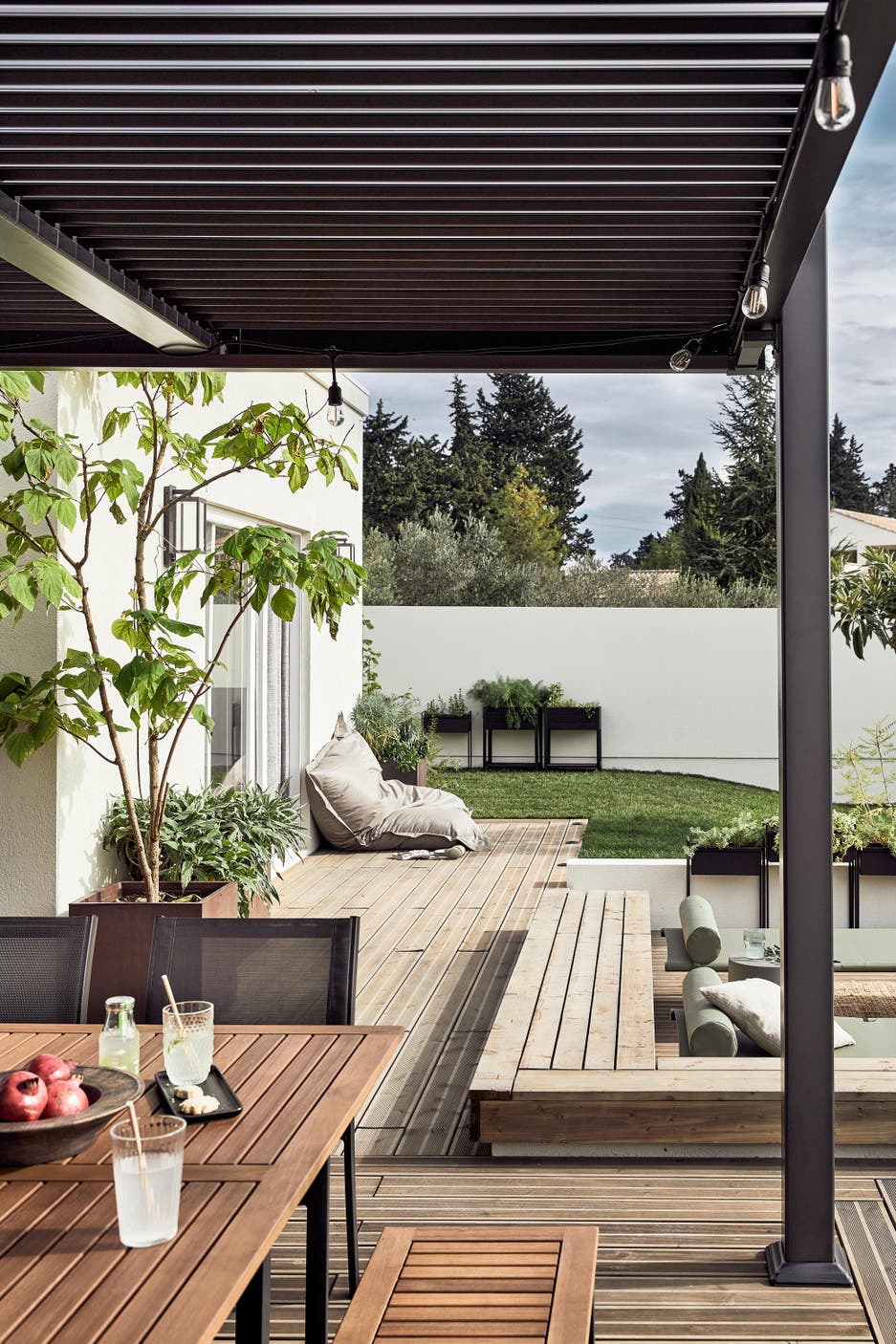 photo terrasse en bois sous une pergola en alu gris anthracite
