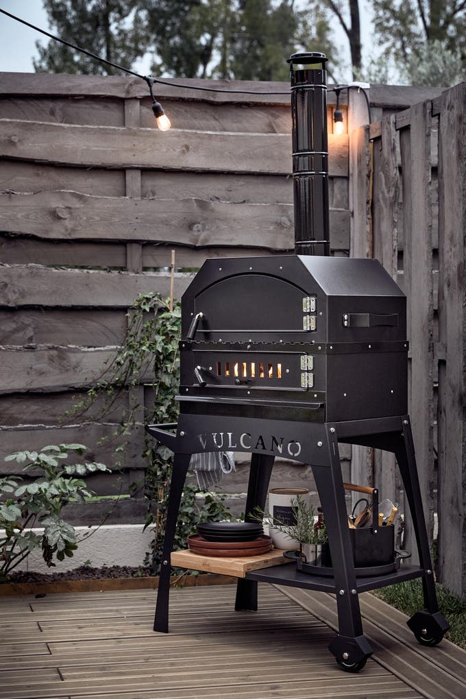 photo d'un barbecue charbon de bois sur la terrasse en bois 
