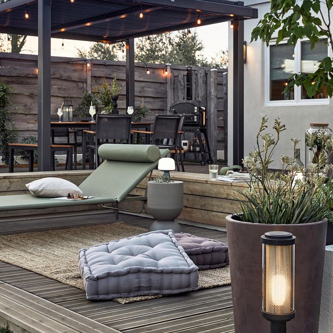 photo d'une terrasse extérieur avec les lumières allumées