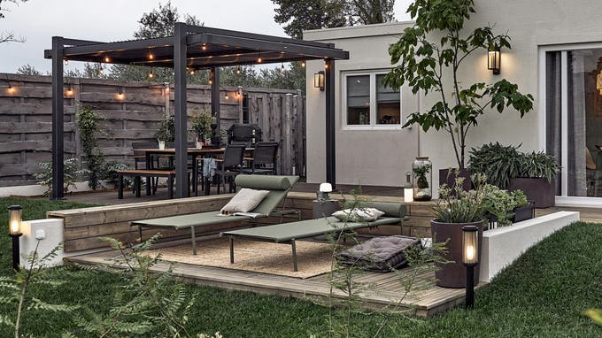photo d'une terrasse en bois éclairée en fin de journée 