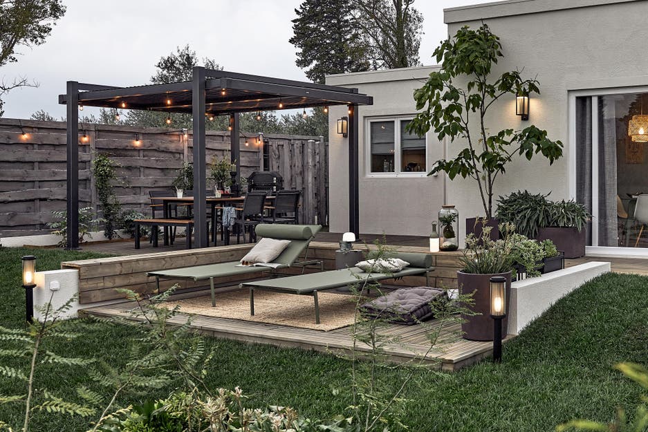 photo d'une terrasse en bois éclairée en fin de journée 