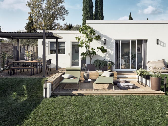 photo d'une terrasse en bois devant une maison moderne au style industrielle