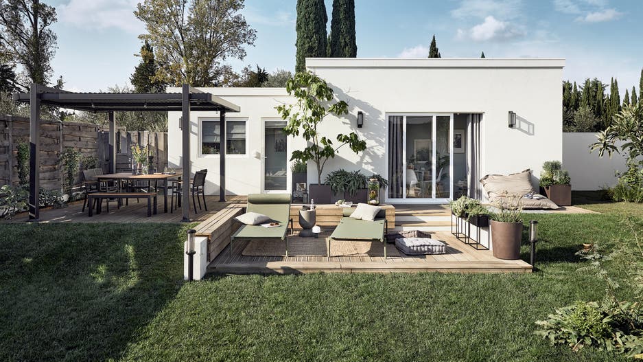photo d'une terrasse en bois devant une maison moderne au style industrielle