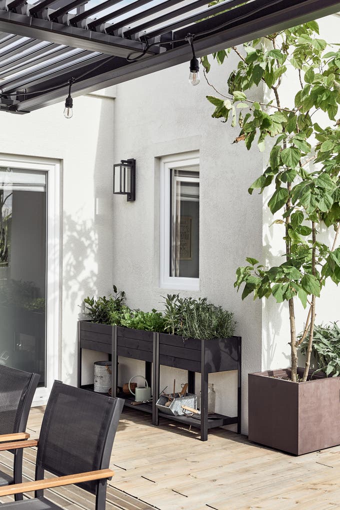 photo d'une jardinière sur pied sur la terrasse en bois