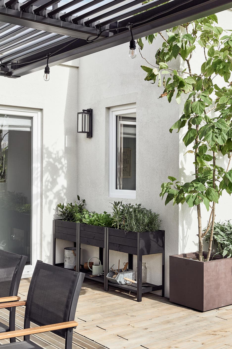 photo d'une jardinière sur pied sur la terrasse en bois