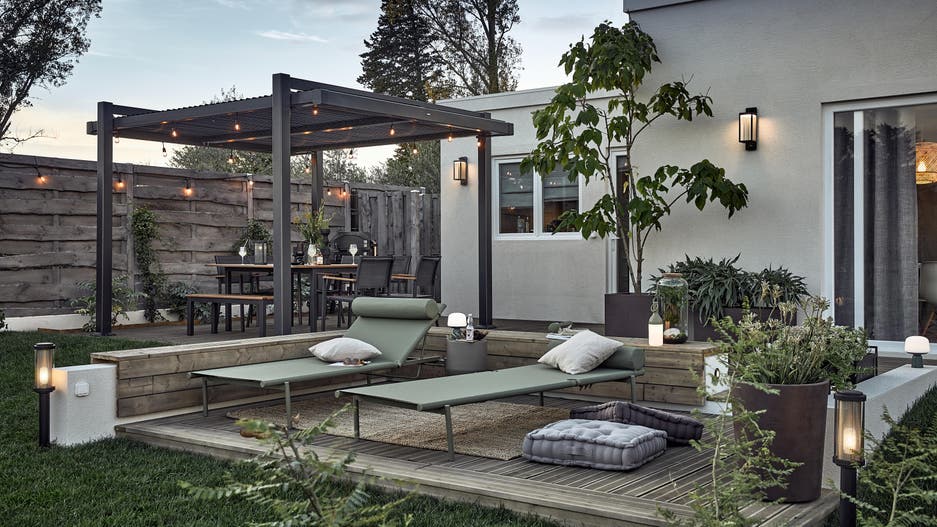 Une terrasse élégante, aménagée en 3 espaces dans un style industriel