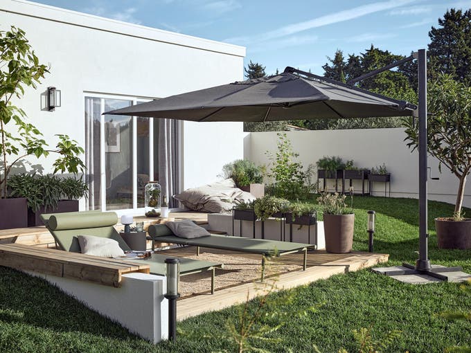 photo d'une terrasse en bois devant une maison moderne au style industrielle 