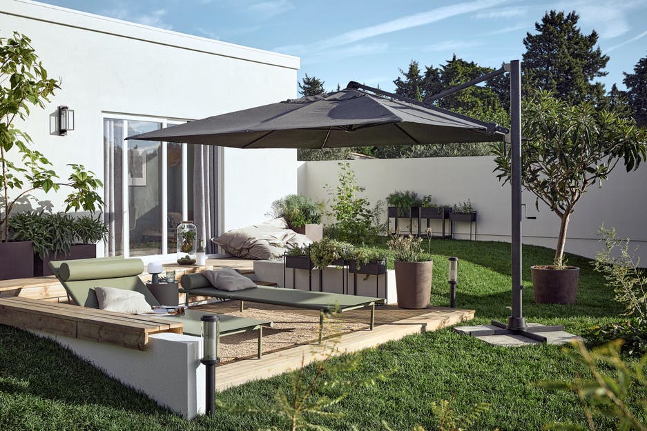 photo d'une terrasse en bois devant une maison moderne au style industrielle 