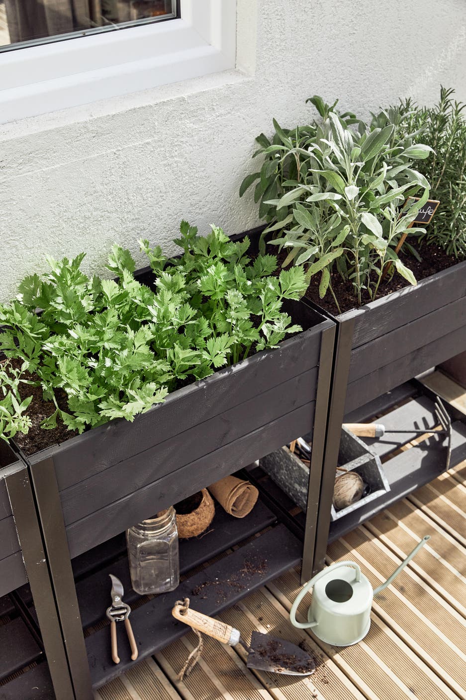 photo d'une jardinière en métal sur la terrasse en bois