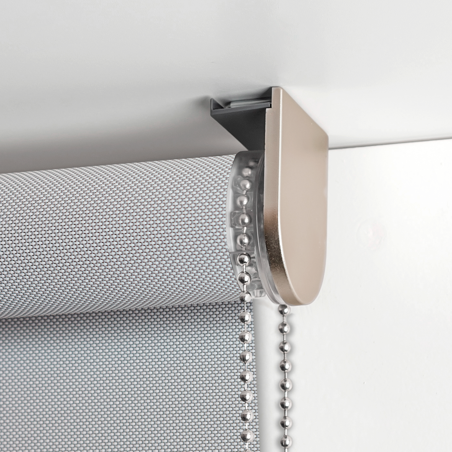 Estor enrollable screen 10% térmico con cadena Salsa poliéster liso blanco y gris granite INSPIRE de 75x250cm. Instalación sin taladrar - 10