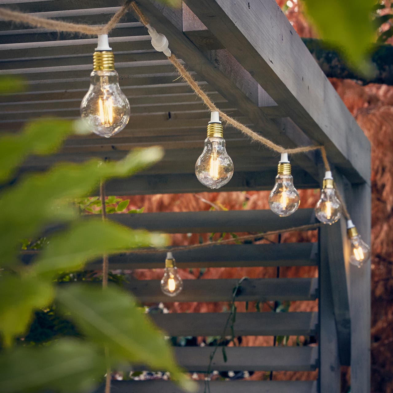 Diapositive Une guirlande originale pour une terrasse industrielle
