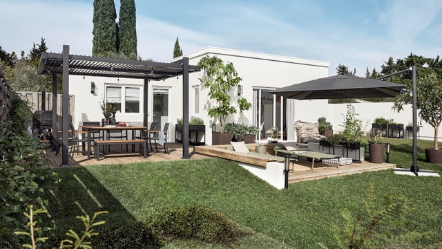 photo d'une terrasse en bois au style industrielle devant une maison blanche cubique