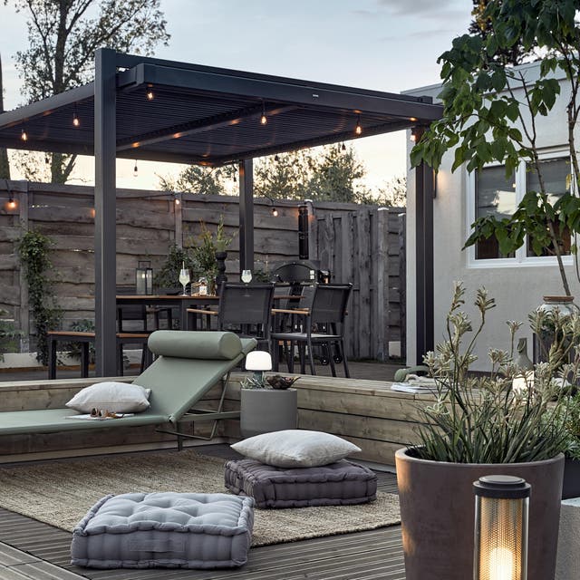 photo d'un transat sur une terrasse industrielle avec des coussins