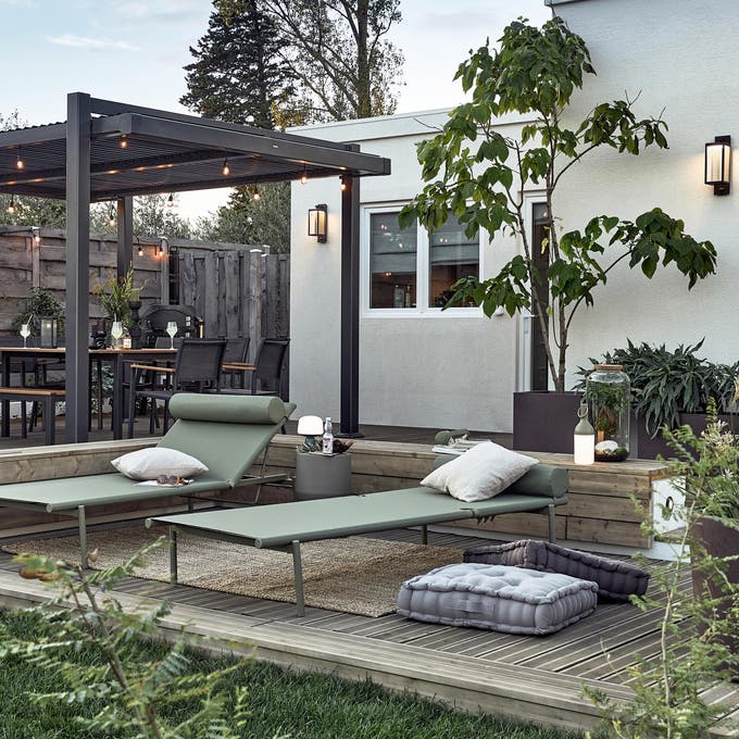 photo d'une terrasse en bois avec éclairages extérieurs allumés
