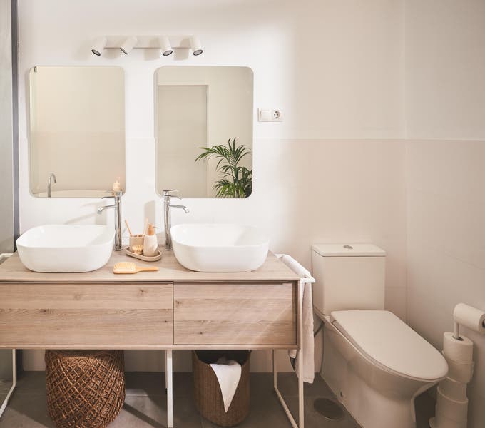 baño con cisterna de pulsador