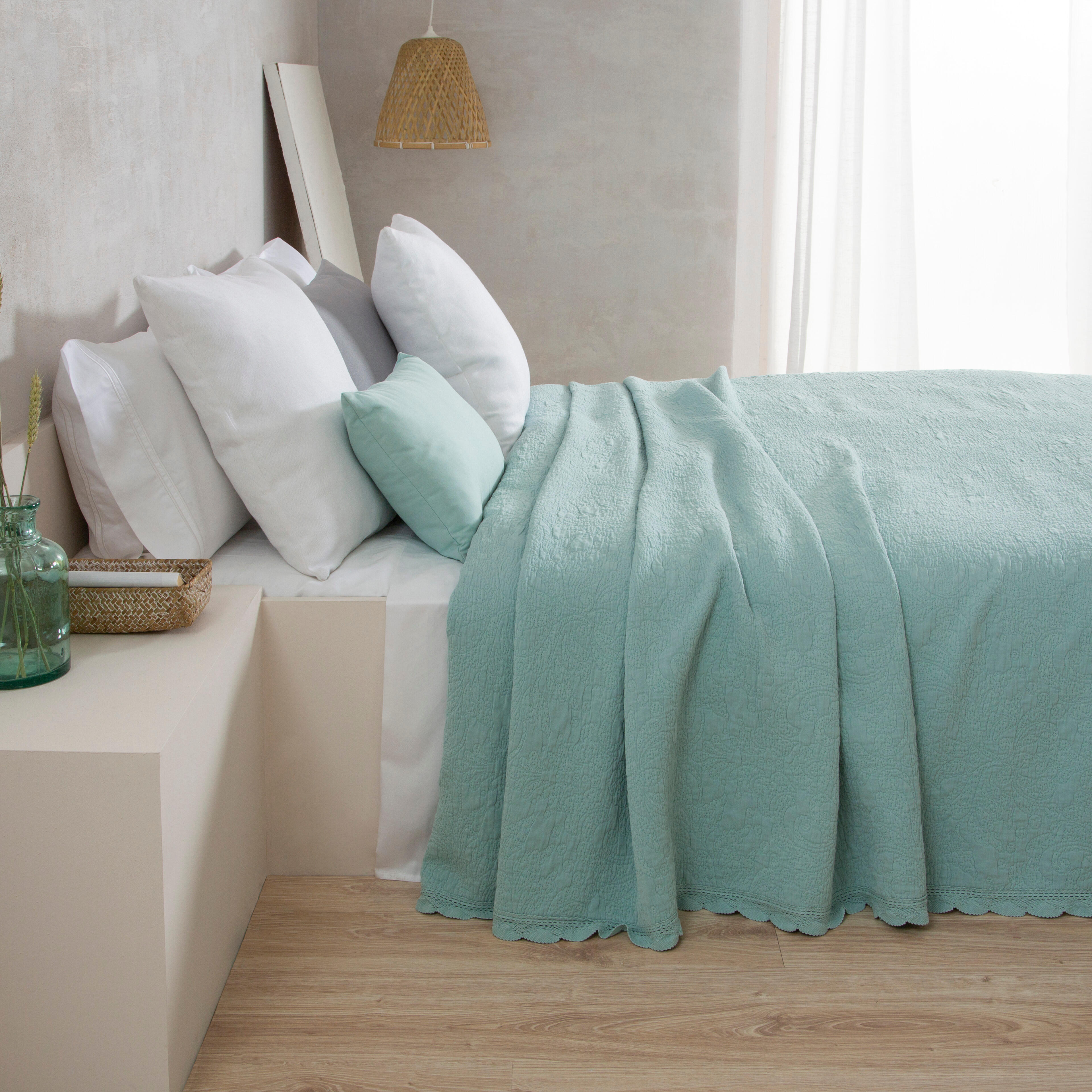 Manta extra suave para cama de Manterol en color beige estilo juvenil  Tamaño Cama 90cm