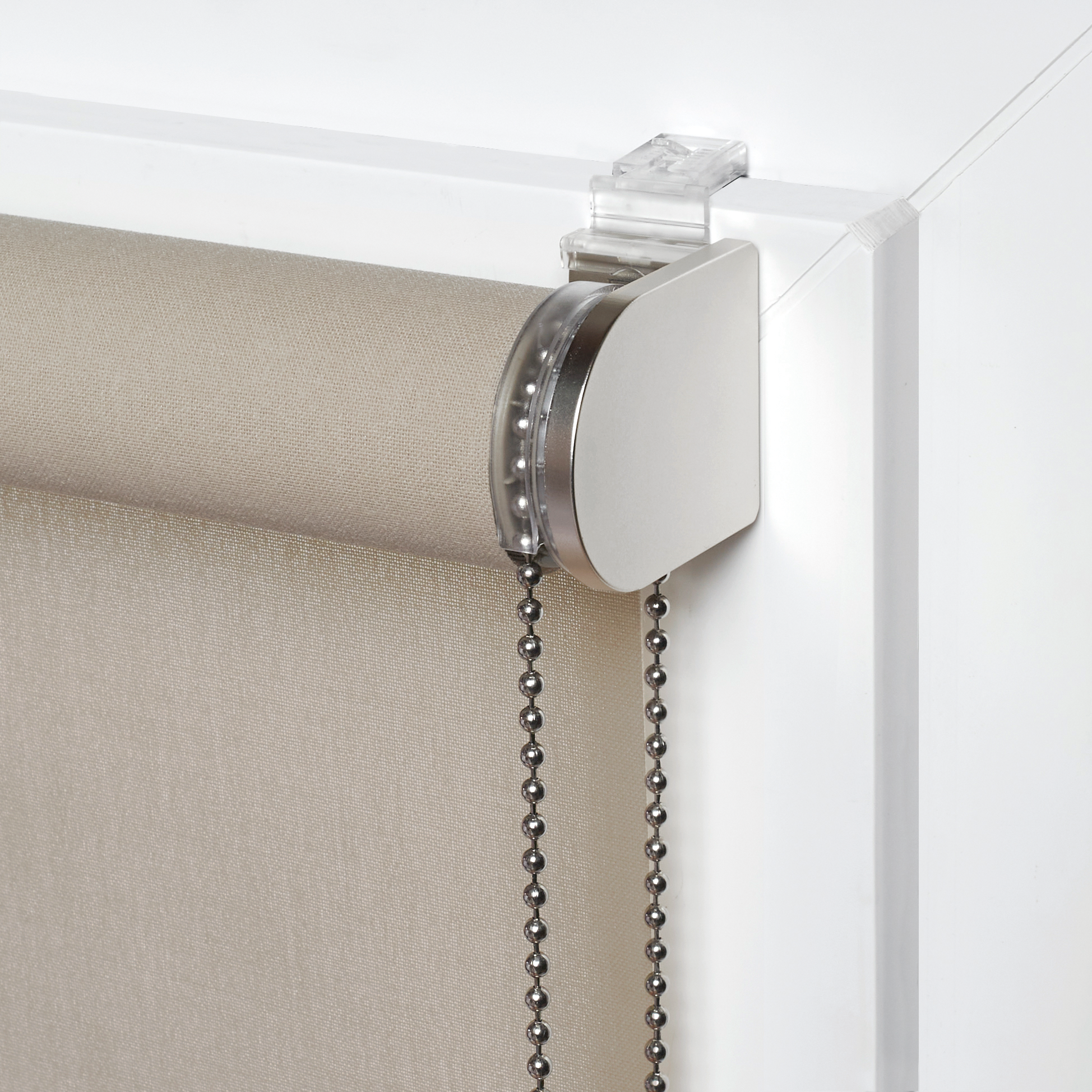 Estor enrollable translúcido  con cadena Samba poliéster liso beige fossil INSPIRE de 75x250cm. Instalación sin taladrar - 9