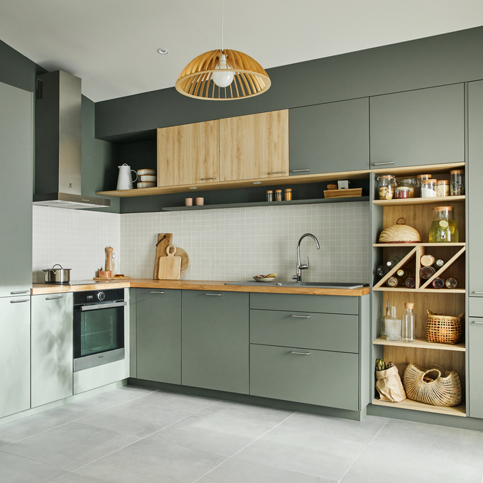 Cocina de casa moderna con frentes lisos de color verde y acabado madera.  