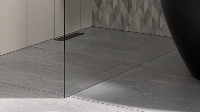 bagno azzurro e grigio dallo stile grafico