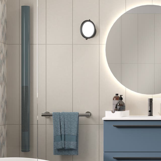 bagno azzurro e grigio dallo stile grafico
