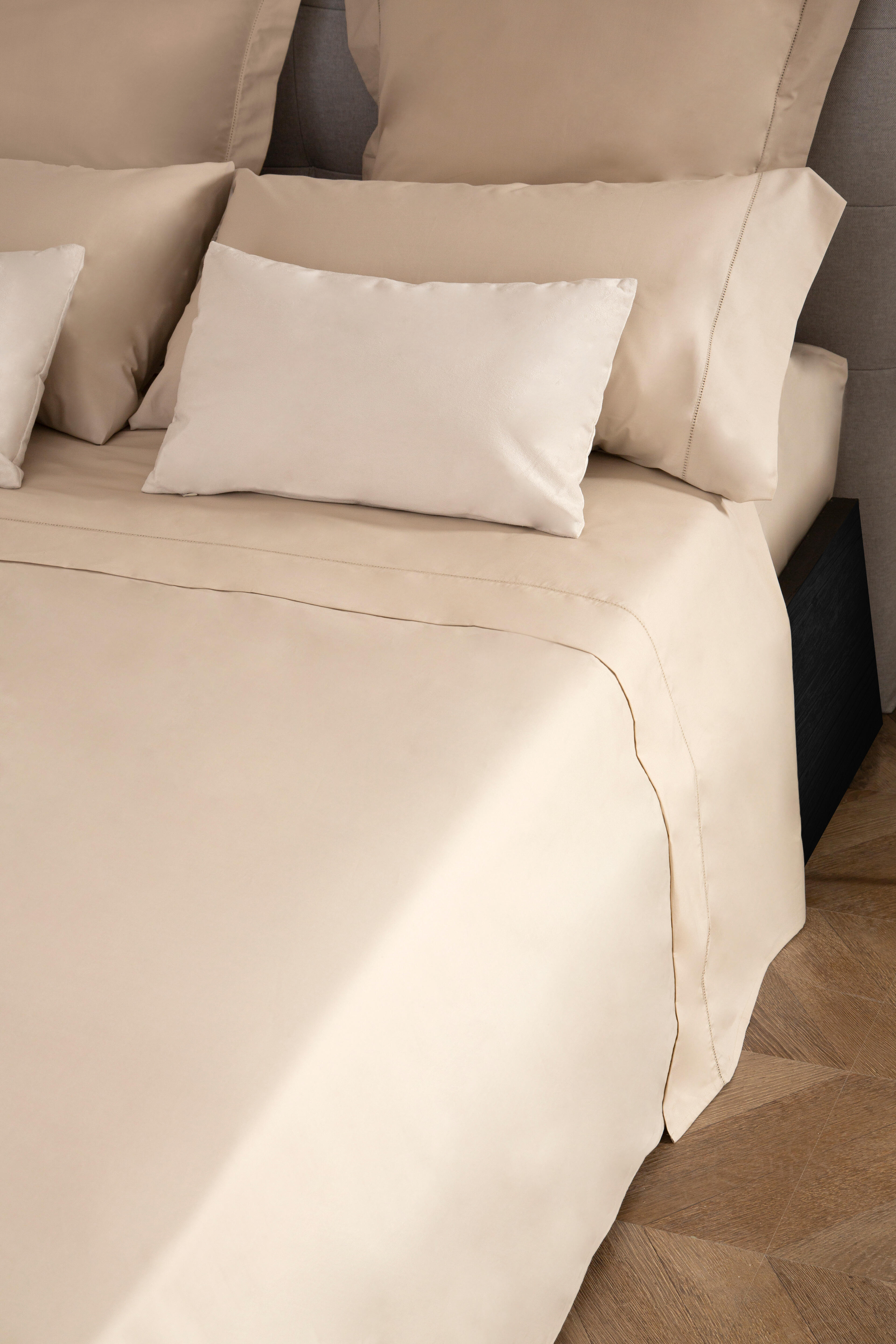 Sábana bajera con elástico algodón percal 200 hilos Vainica beige visón 150x200 para cama de 150 cm - 2