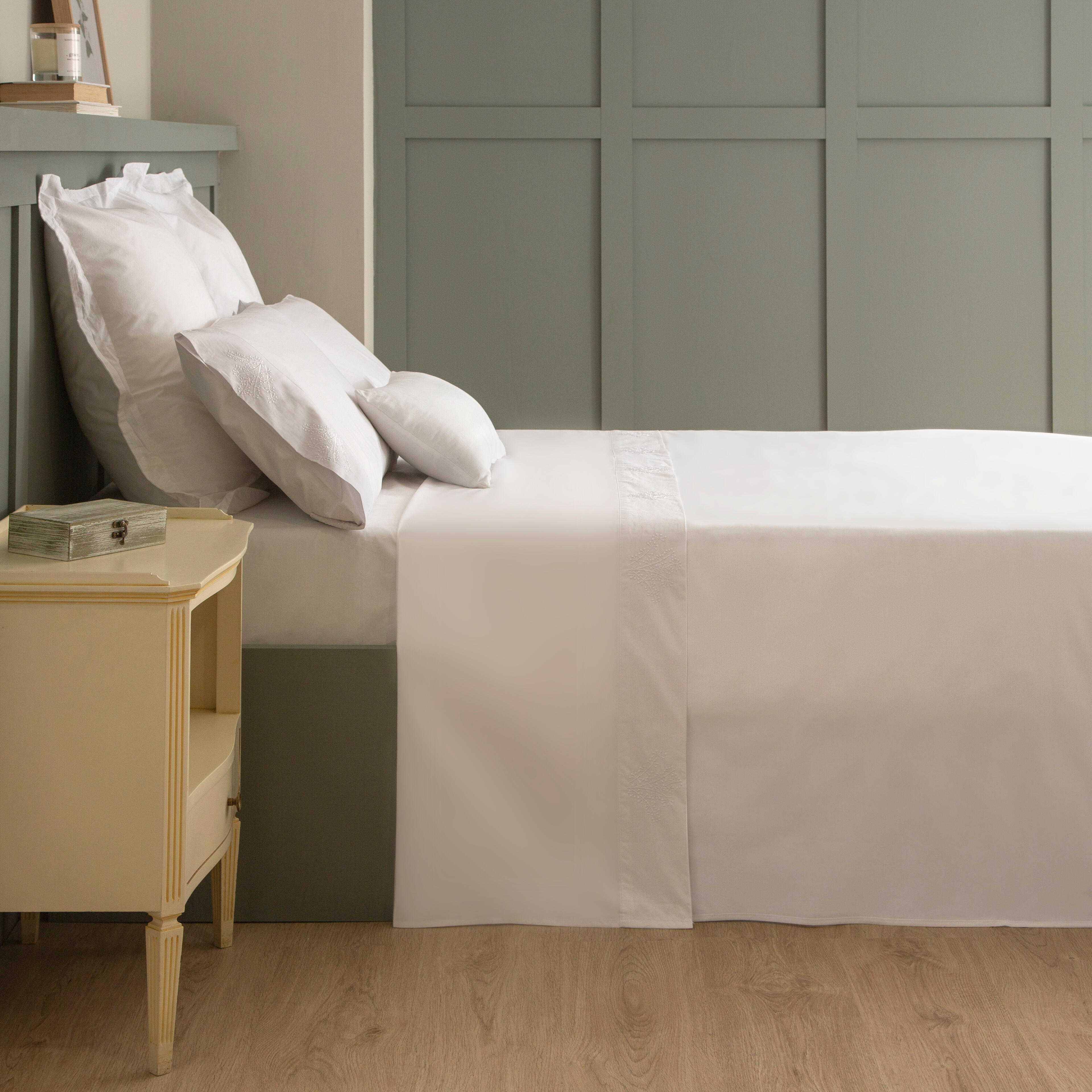 Sábana encimera bordado ramas algodón percal 200 hilos blanco 210x270 para cama de 135 cm