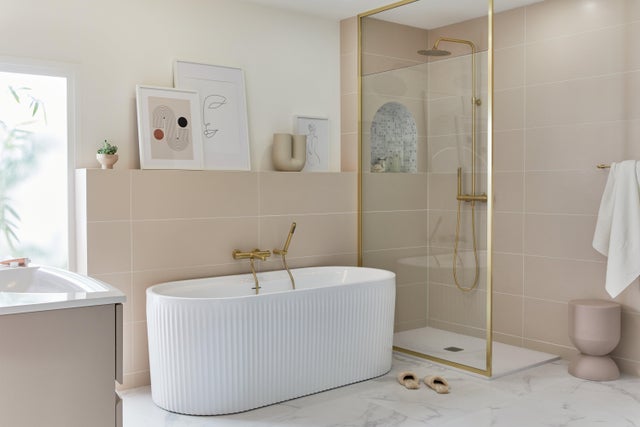 photo d'une salle de bain avec une baignoire et une douche dans les tons beige et blanc