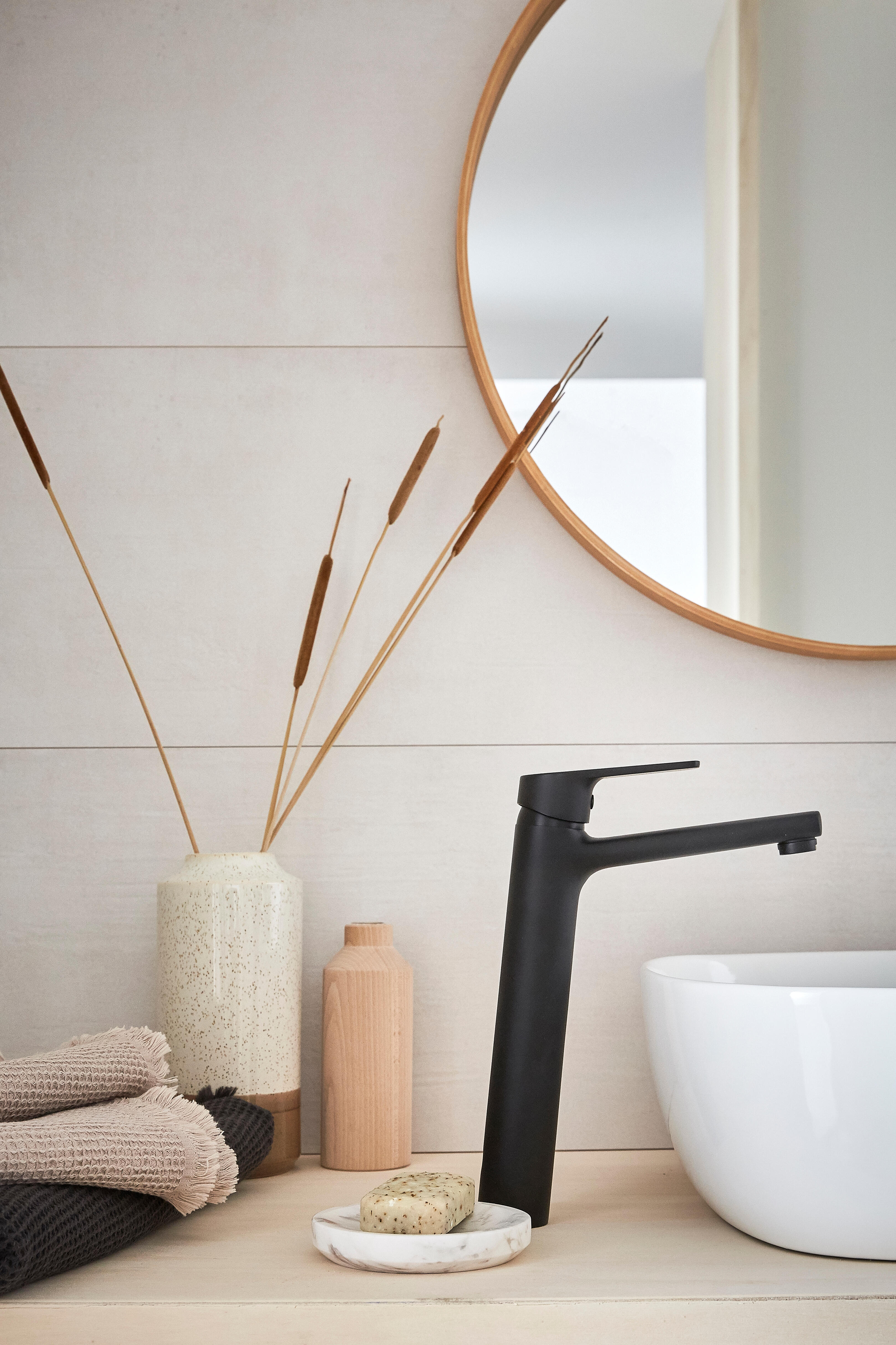 Espejo enmarcado de pared redondo Nordik Frene madera natural mate INSPIRE de 62 cm de diámetro - 7