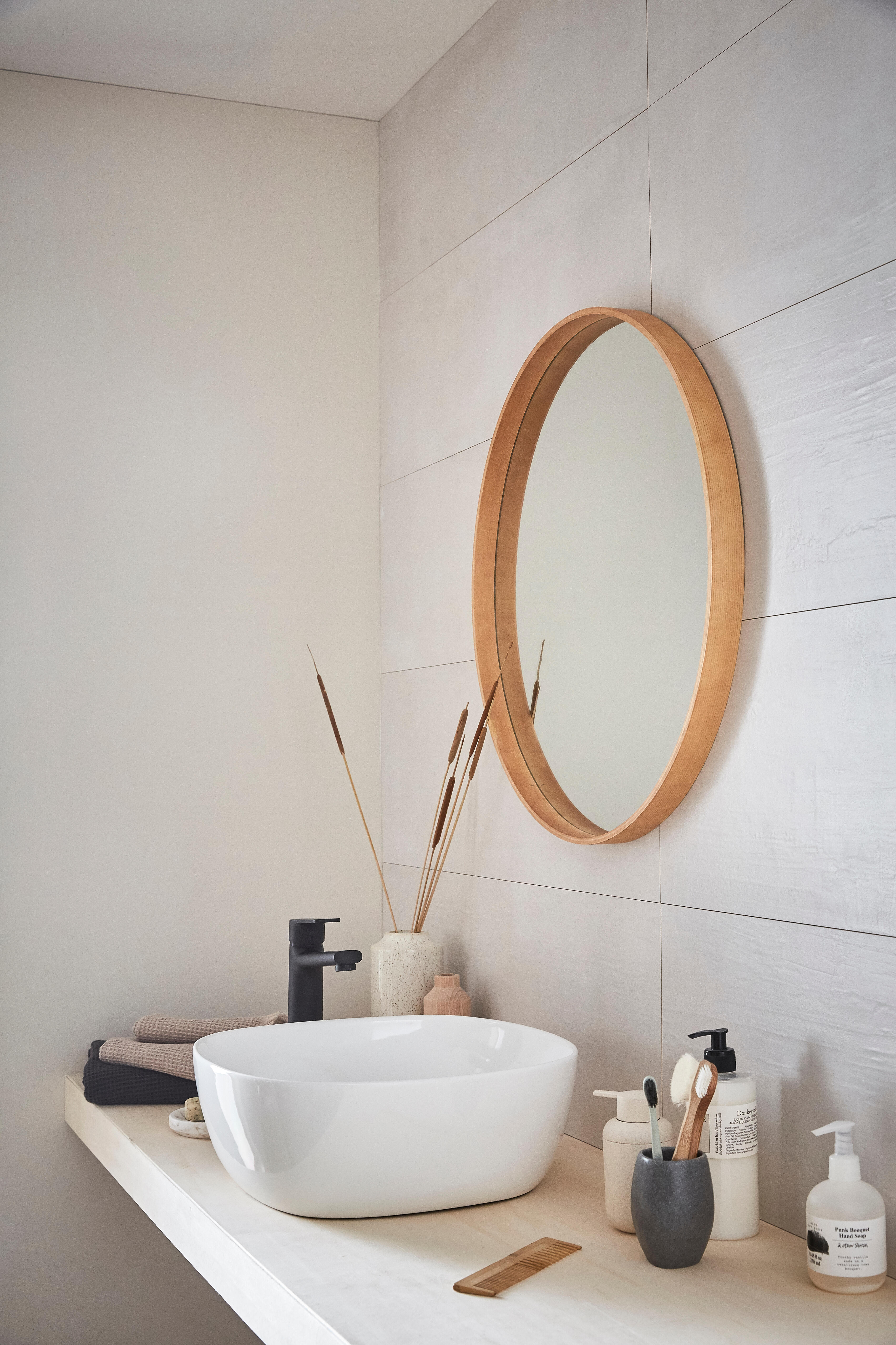 Espejo enmarcado de pared redondo Nordik Frene madera natural mate INSPIRE de 62 cm de diámetro - 3