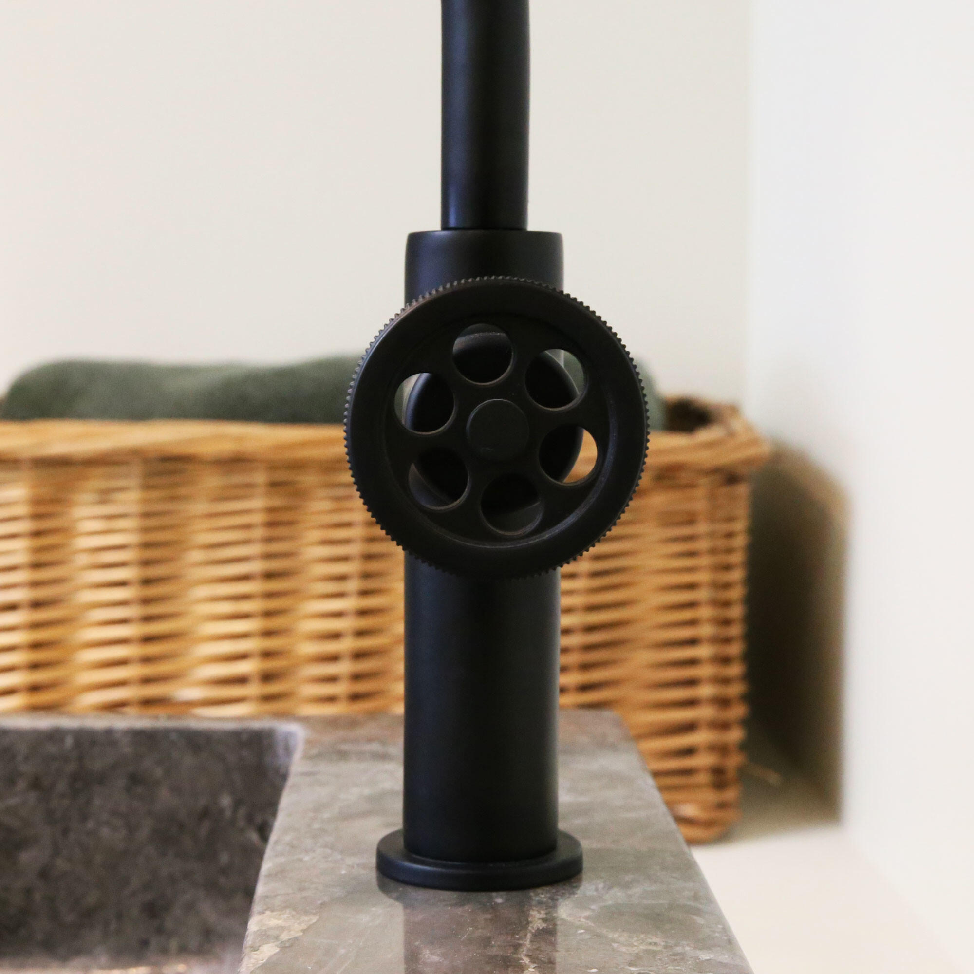 Mitigeur lavabo bec pivotant 360° noir mat, Indus, ESSEBAGNO - 7
