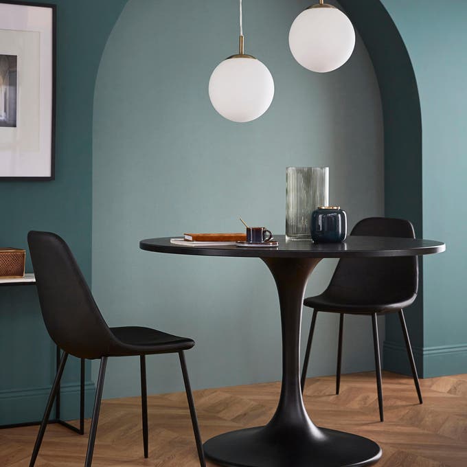 photo d'une table et chaise moderne noire