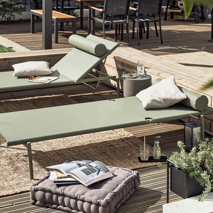 photo de deux bains de soleil sur la terrasse en bois dans le jardin