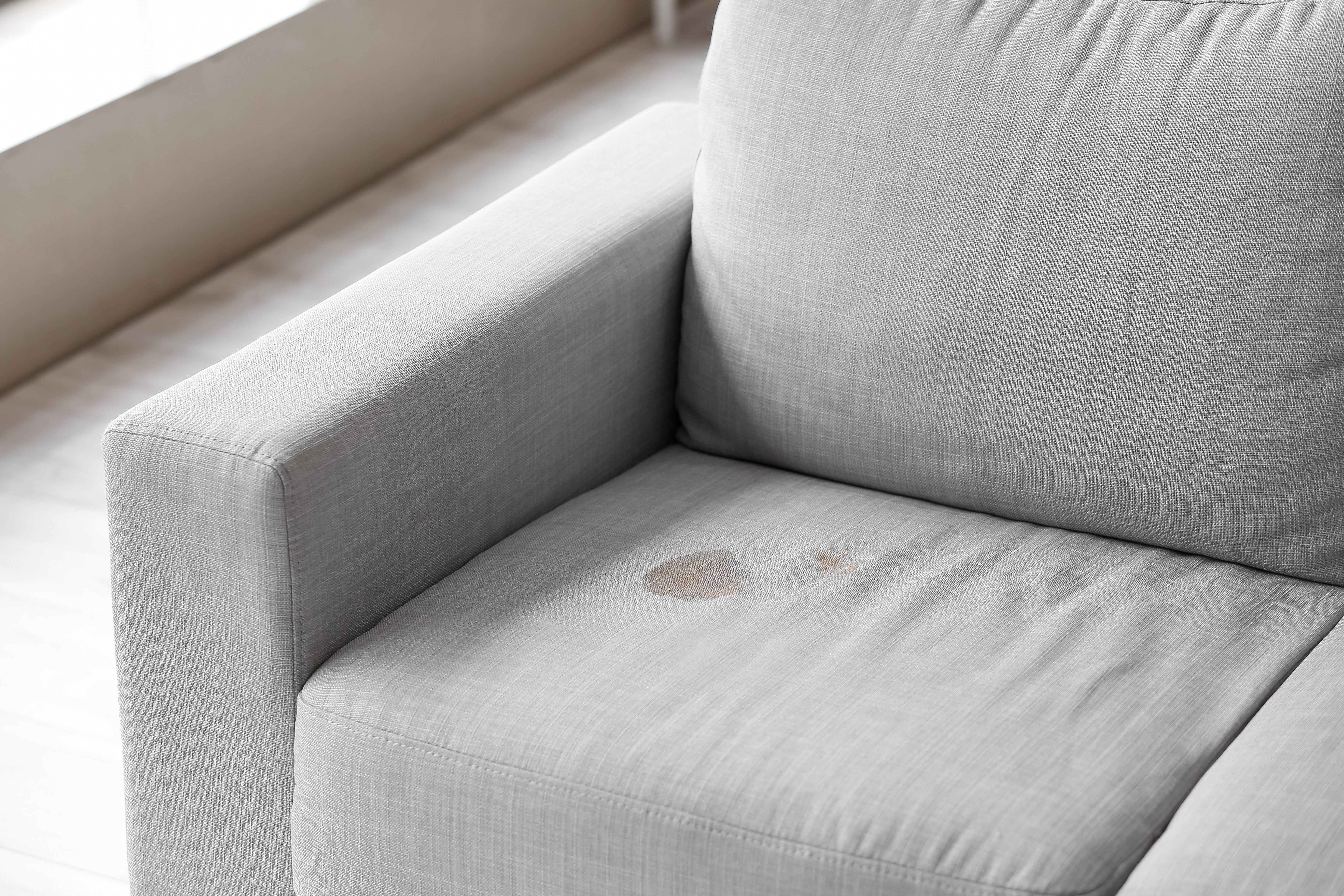 Come pulire un divano in tessuto - Il modo semplice per smacchiare un divano