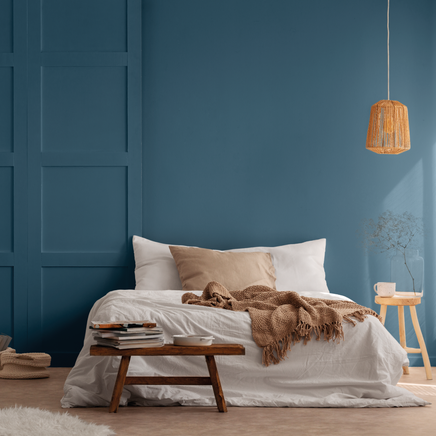 Une peinture bleue modernise une chambre classique