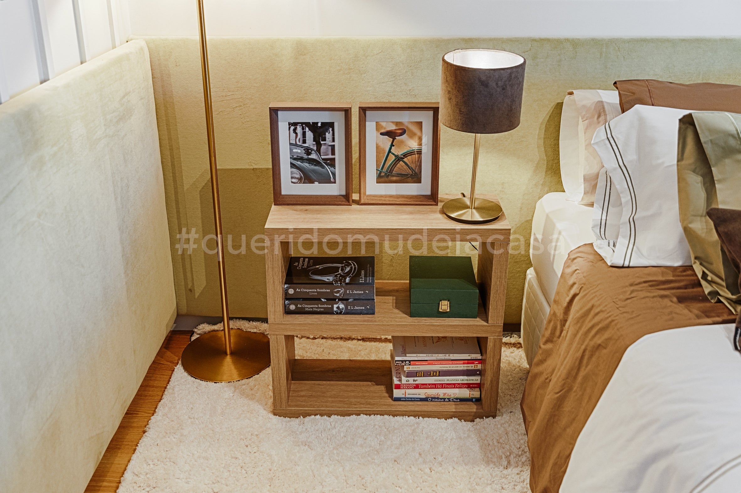 imagem de uma mesa de cabeceira em madeira quadrada com duas divisões