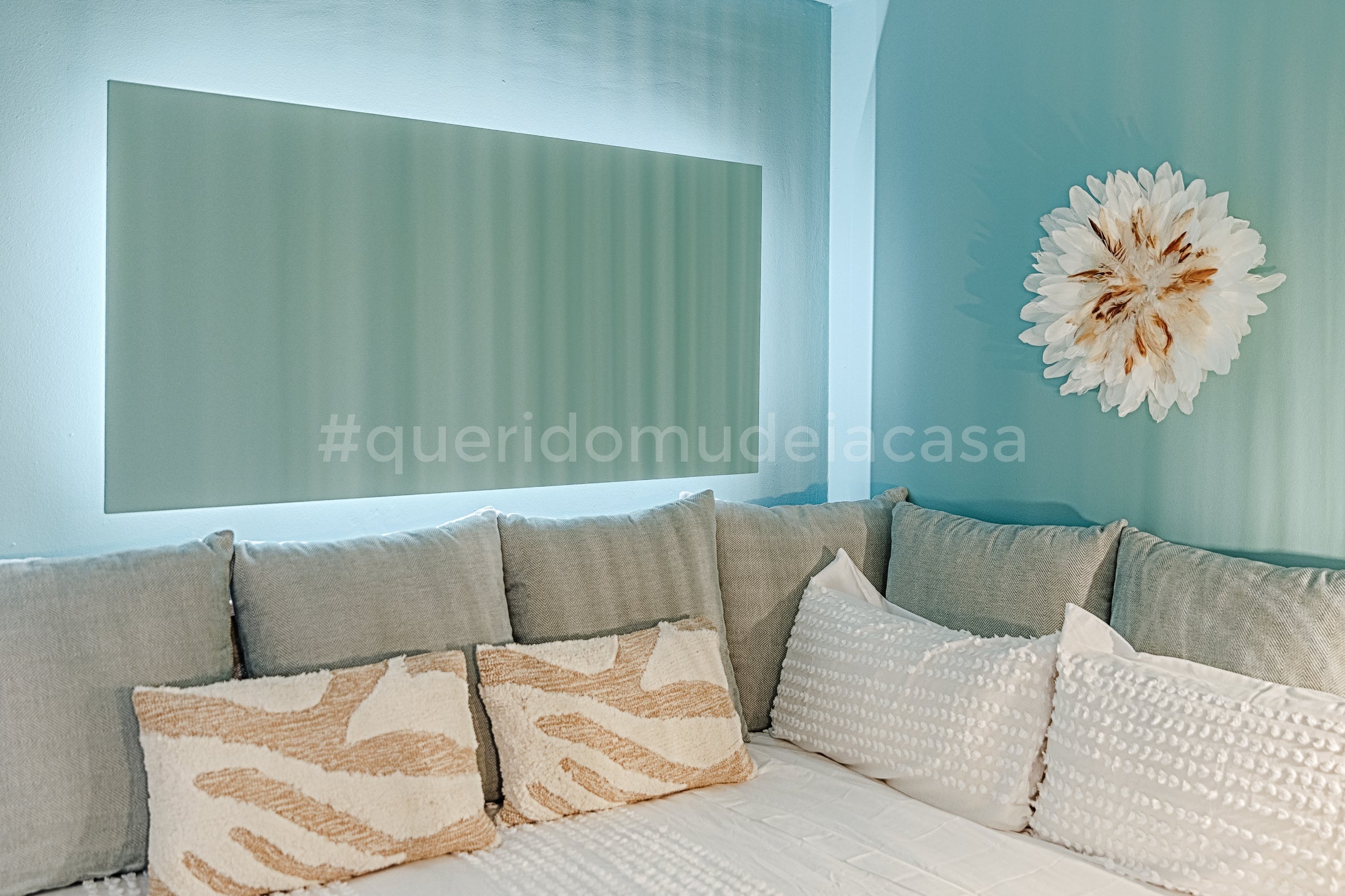 imagem de uma caixa de luz pintada da mesma cor que a parede, pendurada por cima da cama