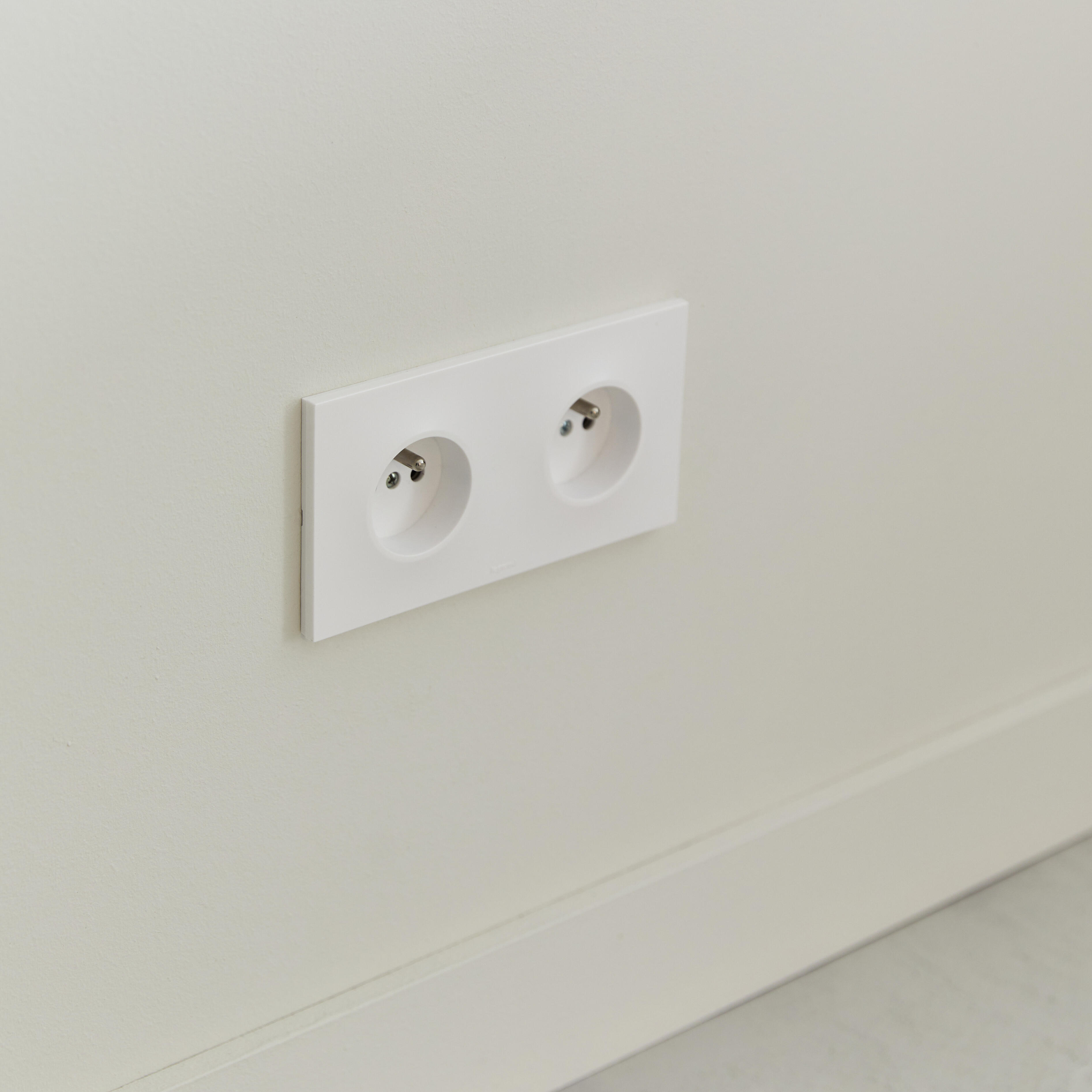 Double prise avec terre horizontal Neptune, LEGRAND, blanc - 2