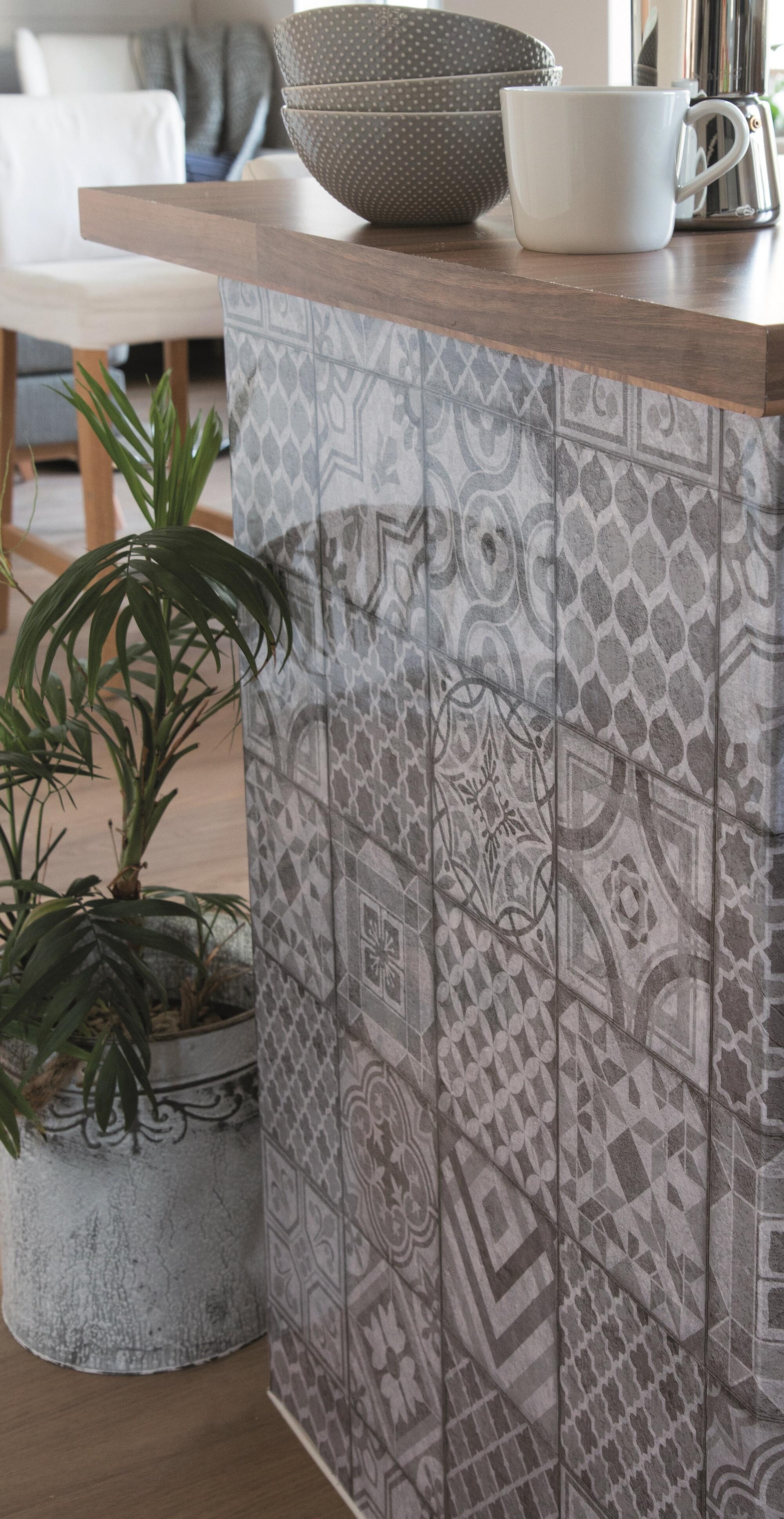 Adhesivo decorativo en rollo PVC Imitación material Baldosa Visbi color Gris brillante. De 0.45 x 1.5 m. Recomendado: para decorar un mueble y un objeto. D-C-FIX - 2