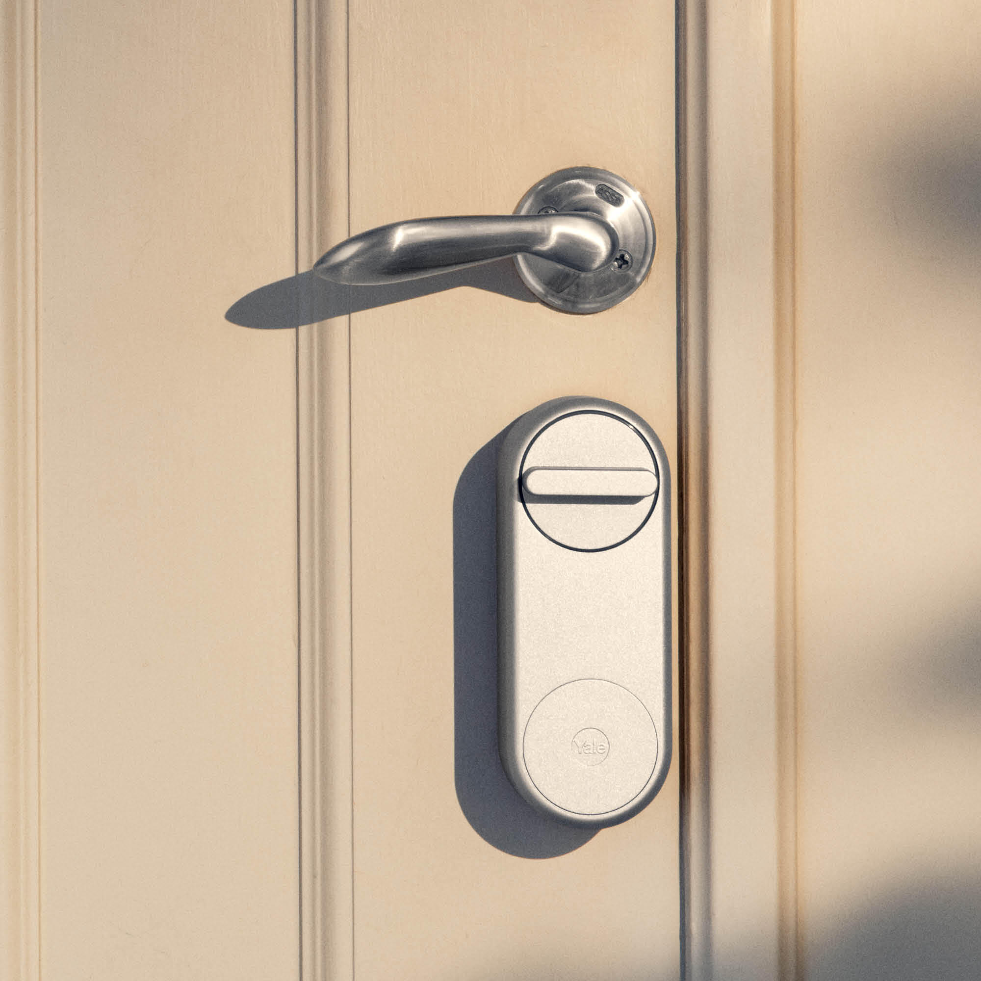 Serrure intelligente Bluetooth à écran tactile Assure Lock 2 de Yale - Nickel satiné | Best Buy Canada