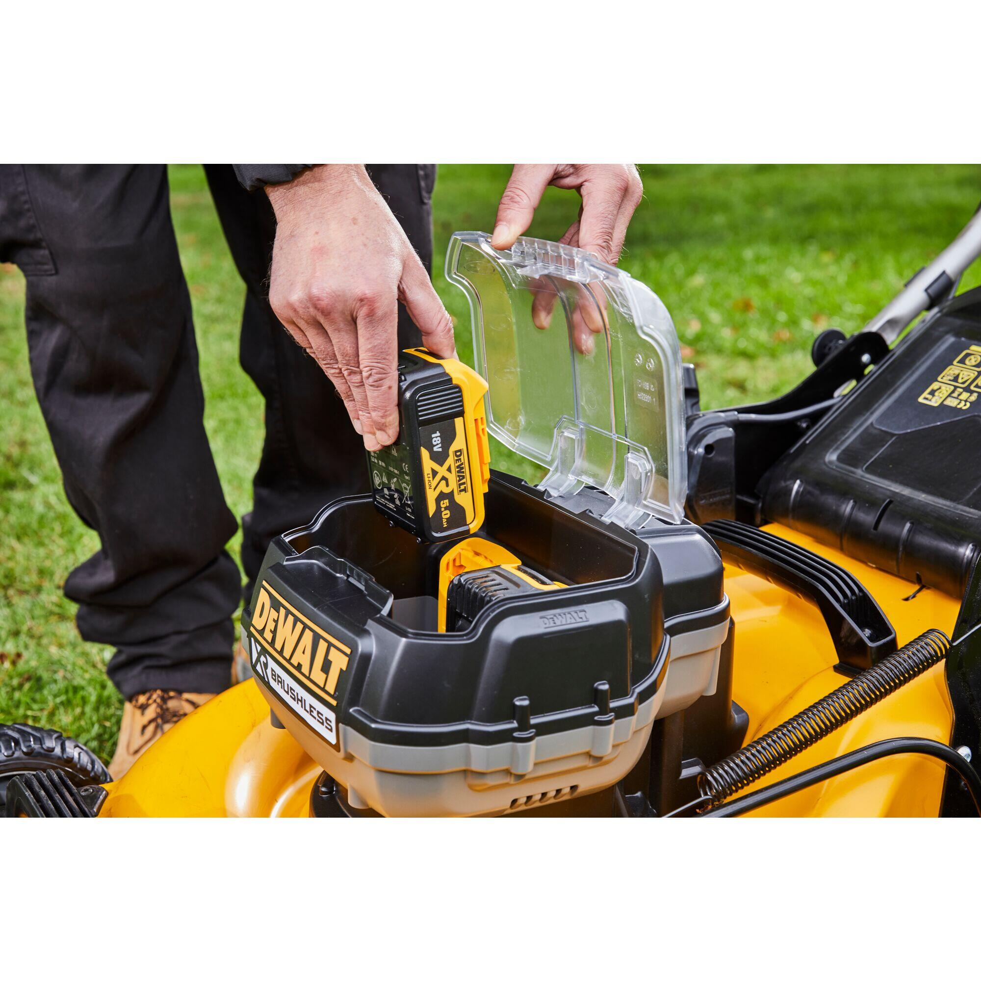 Lot de 2 Batteries XR 18V 5Ah + Chargeur indicateur LED DEWALT, DCB1104P2-QW - 7