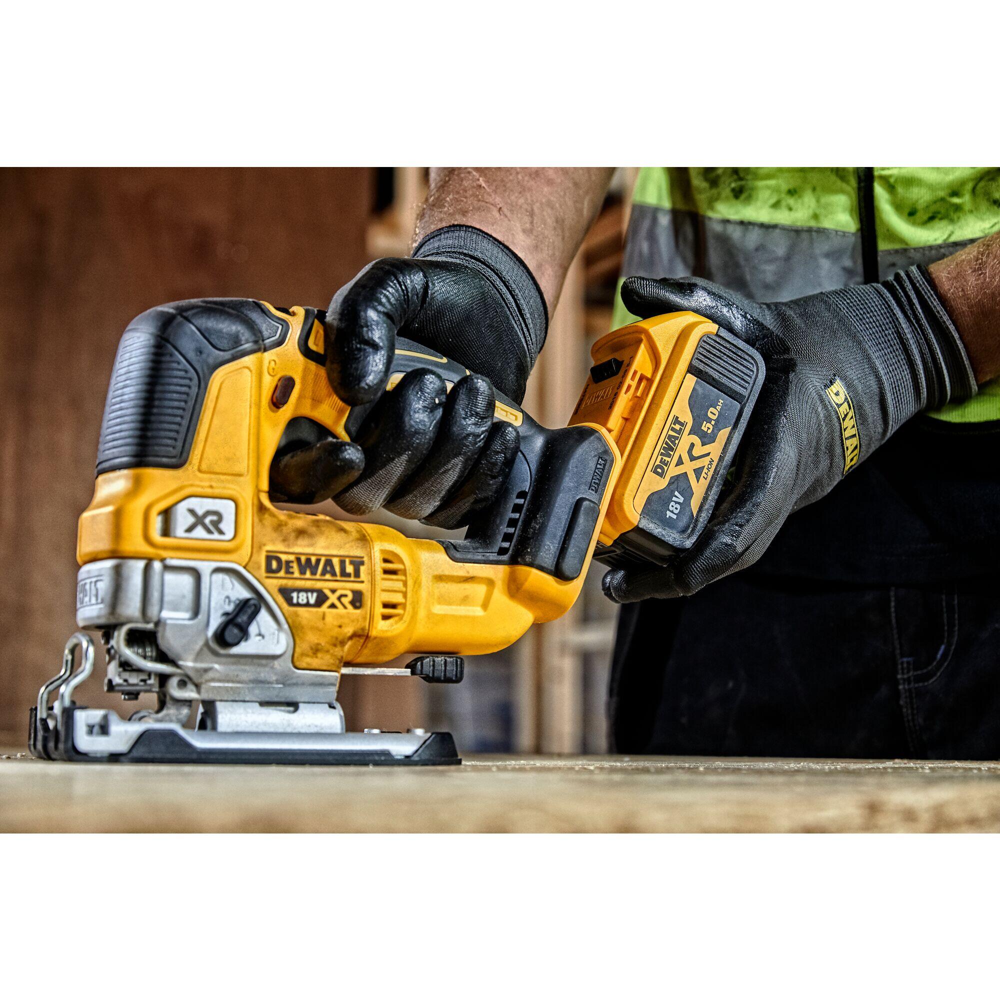 Lot de 2 Batteries XR 18V 5Ah + Chargeur indicateur LED DEWALT, DCB1104P2-QW - 6