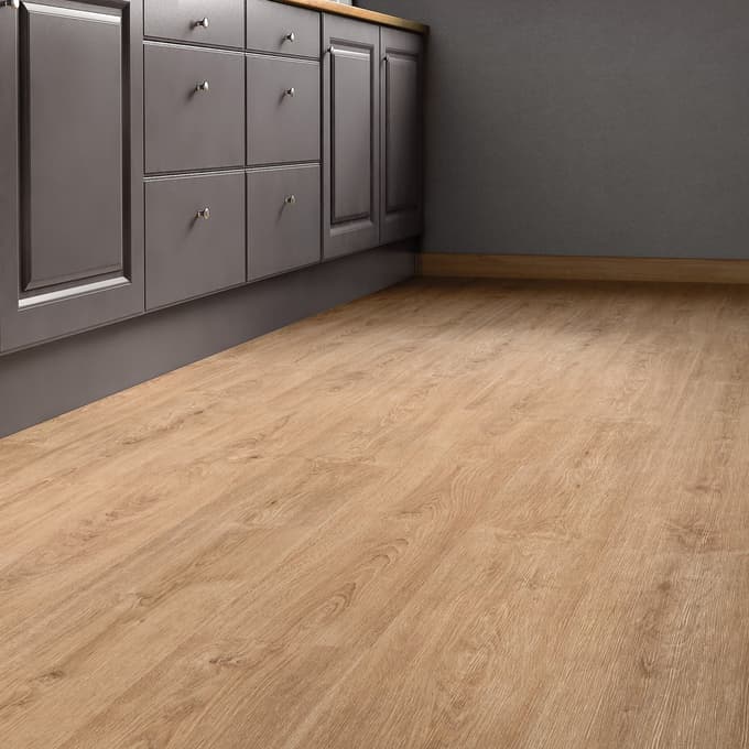 cozinha com pavimento laminado cor natural