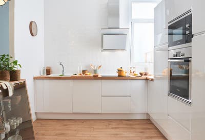 Una cocina slow con muebles en blanco y detalles en madera