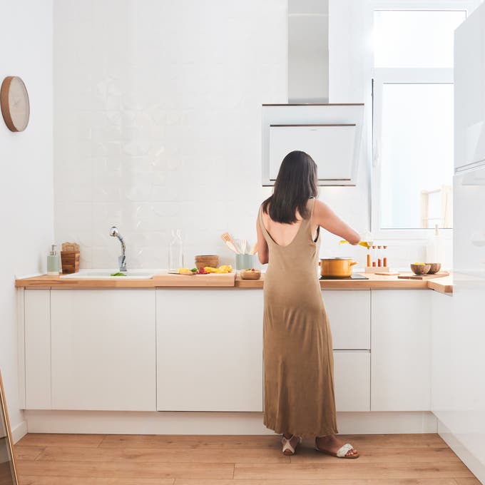 Cocina de casa moderna de color blanco y madera. 